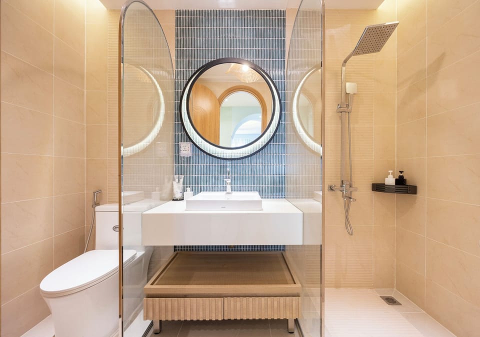 Design Double Room, 1 King Bed, City View | Bathroom | Free toiletries, hair dryer, slippers, bidet