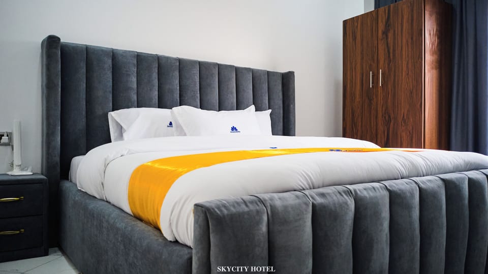 Desk, laptop workspace, WiFi (free), bed sheets