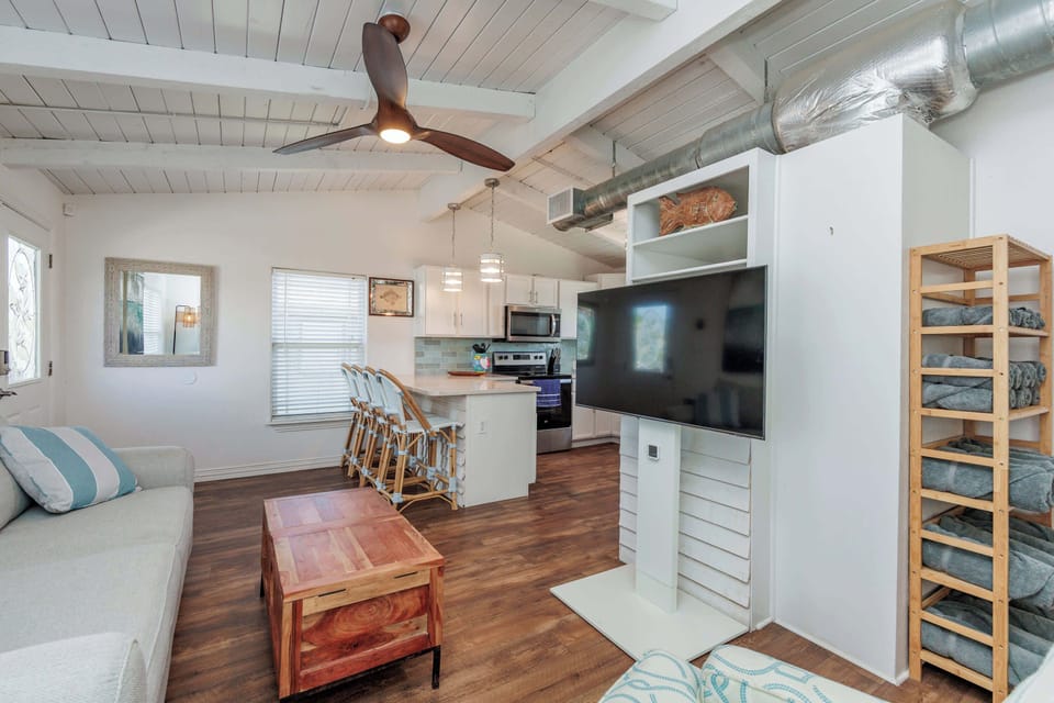 House, Multiple Beds, Pool Access, Pool View (Someday Isle) | Living area