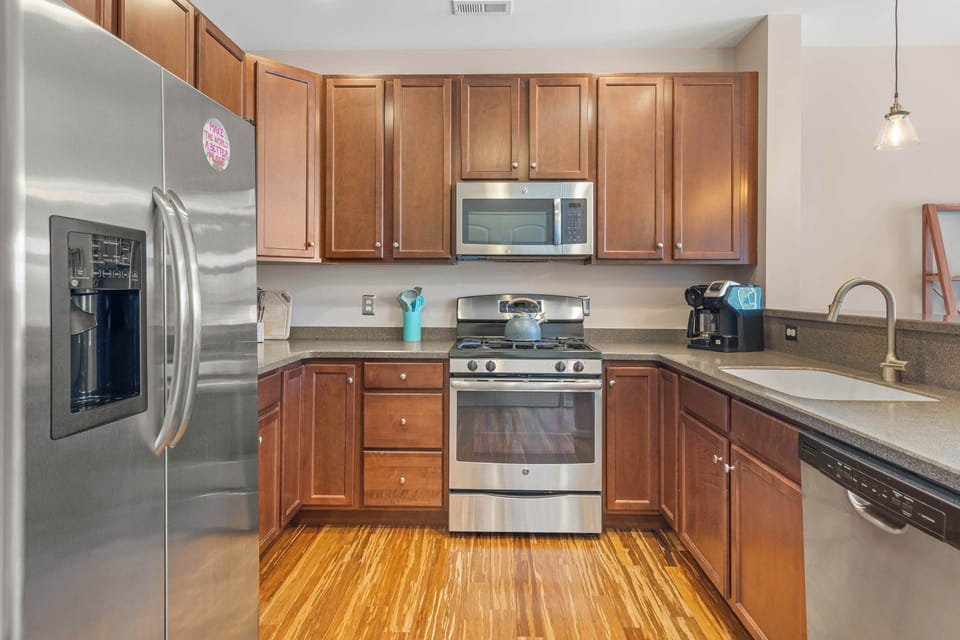 Condo, Multiple Beds, Balcony (Grande at Canal 14) | Private kitchen