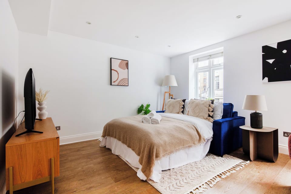 City Apartment, 1 Double Bed with Sofa bed, Non Smoking, City View | Living area | 40-inch Smart TV with satellite channels