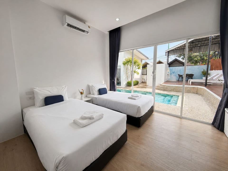 Superior Twin Room, 2 Twin Beds, Pool View | Minibar, bed sheets