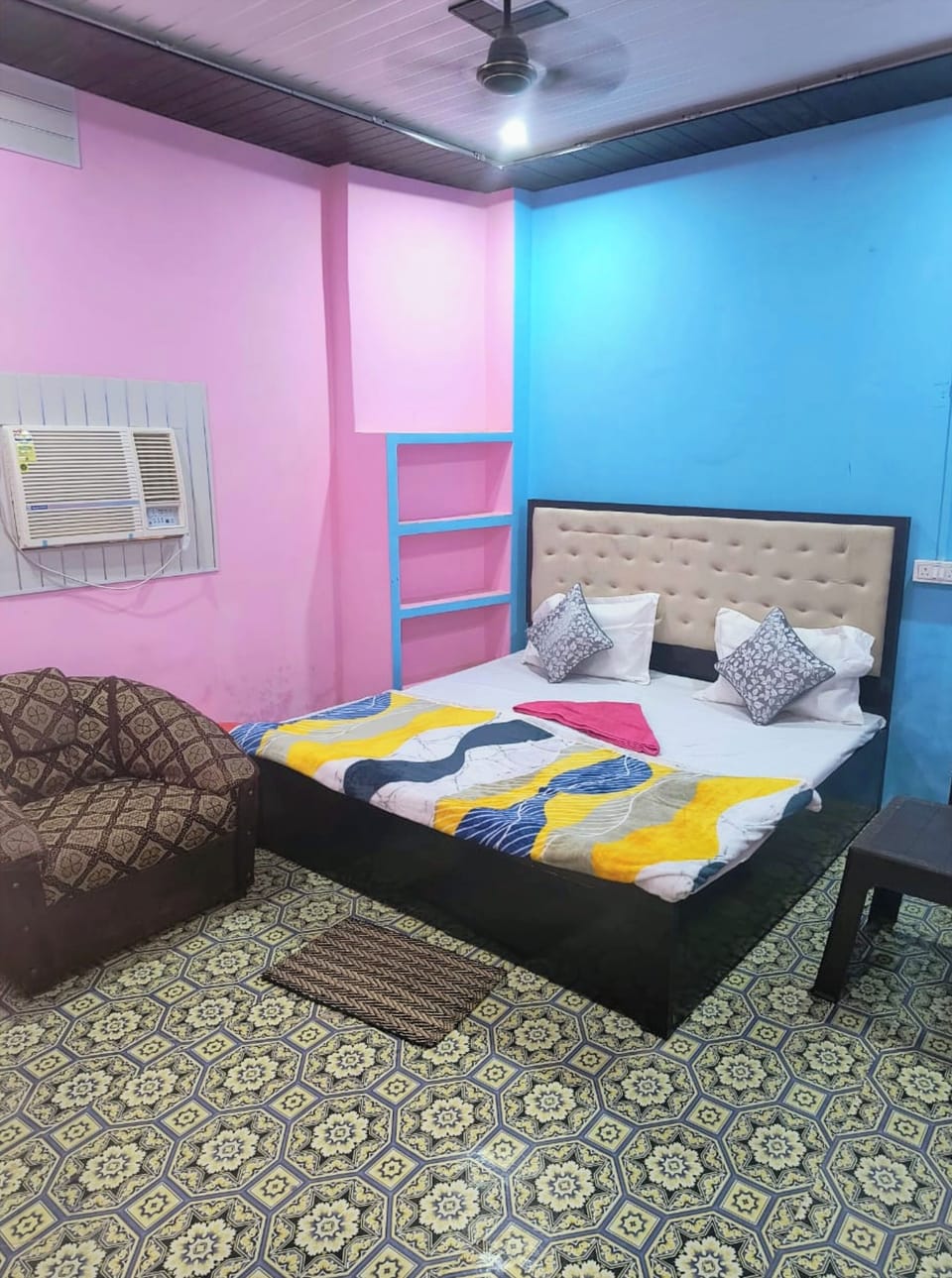 Hypo-allergenic bedding, desk, soundproofing, free WiFi