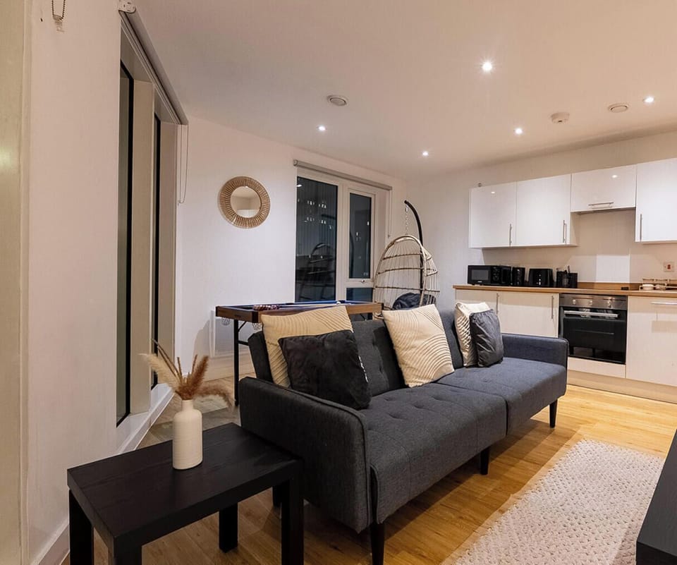 Apartment, 2 Bedrooms, Accessible, Patio | Living room | Books