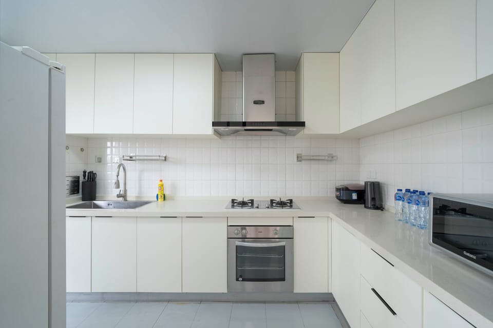 Superior Apartment, Balcony, City View | Private kitchenette | Fridge, microwave, stovetop, cookware/dishes/utensils