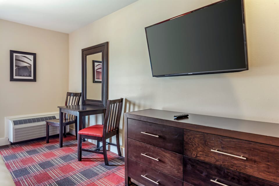 Studio, 1 Queen Bed with Sofa bed, Kitchenette | Laptop workspace, blackout drapes, iron/ironing board, free WiFi