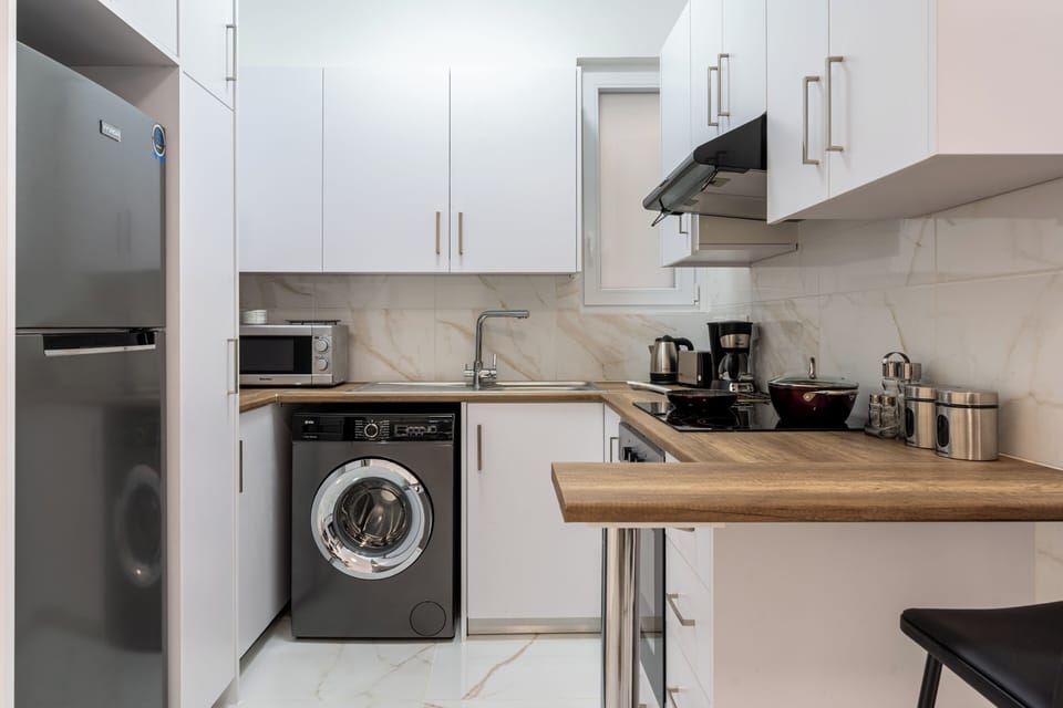 Apartment, 1 Bedroom, Kitchen, City View | Private kitchen | Coffee/tea maker, full-size fridge, microwave, oven