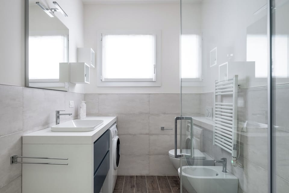 Basic Studio, 1 Queen Bed | Bathroom | Shower, hair dryer, bidet, towels