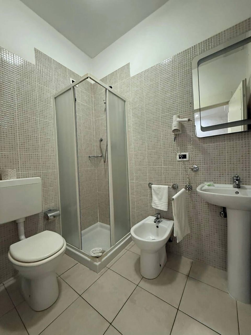 Double Room | Bathroom | Shower, free toiletries, hair dryer, bidet