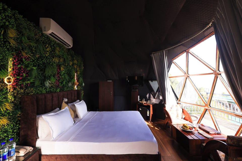 Luxury Glamp Room | Desk, free WiFi
