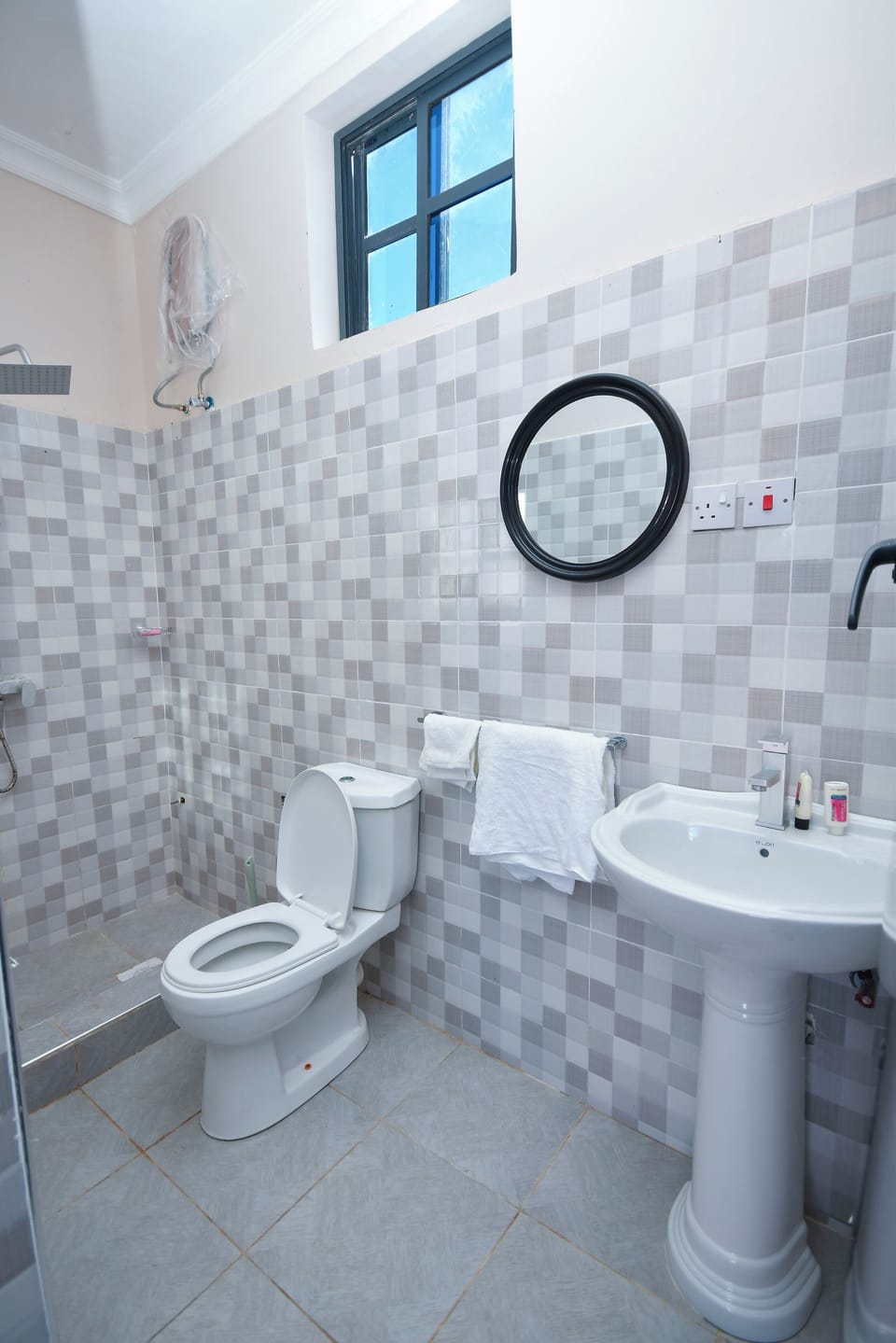 Shower, free toiletries, slippers, bidet