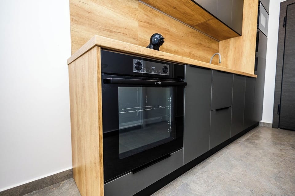Deluxe Studio | Private kitchen | Full-size fridge, oven, stovetop, cookware/dishes/utensils