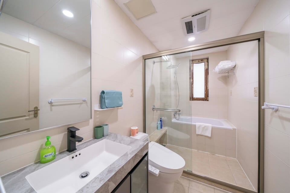 Superior Apartment, 1 Bedroom, Kitchen, City View | Bathroom | Slippers