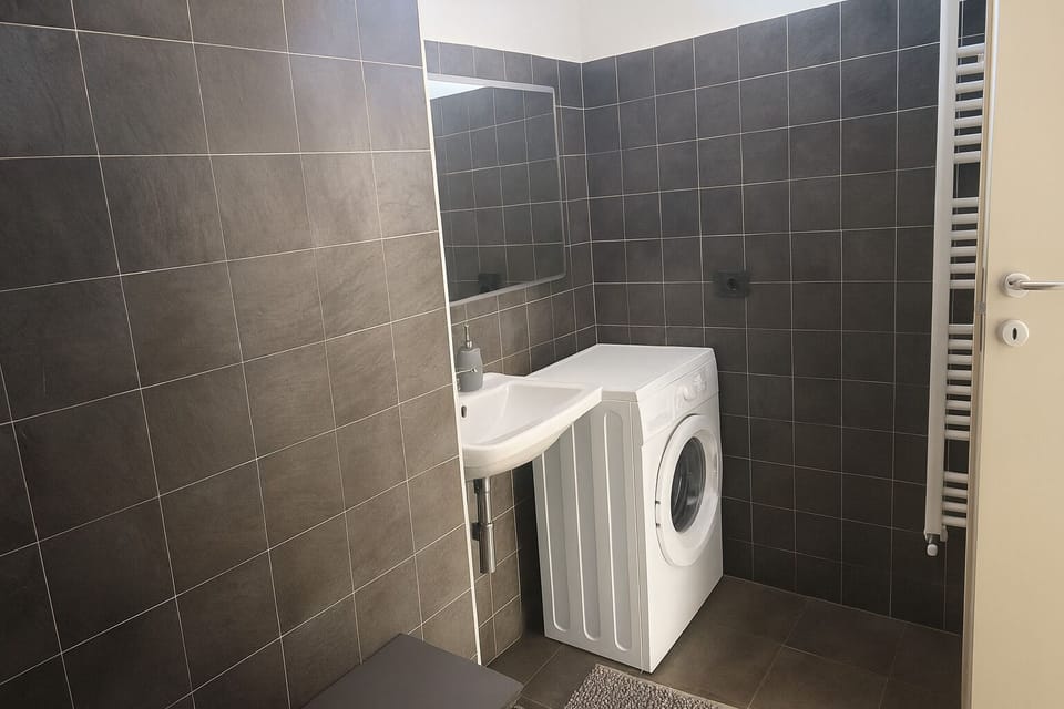 Room (Athos 1) | Bathroom | Bidet, towels, toilet paper