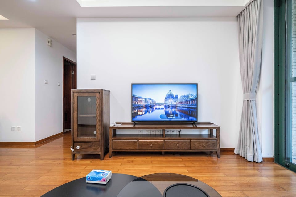 Superior Apartment, 3 Bedrooms, Kitchen, City View | Living room | Smart TV
