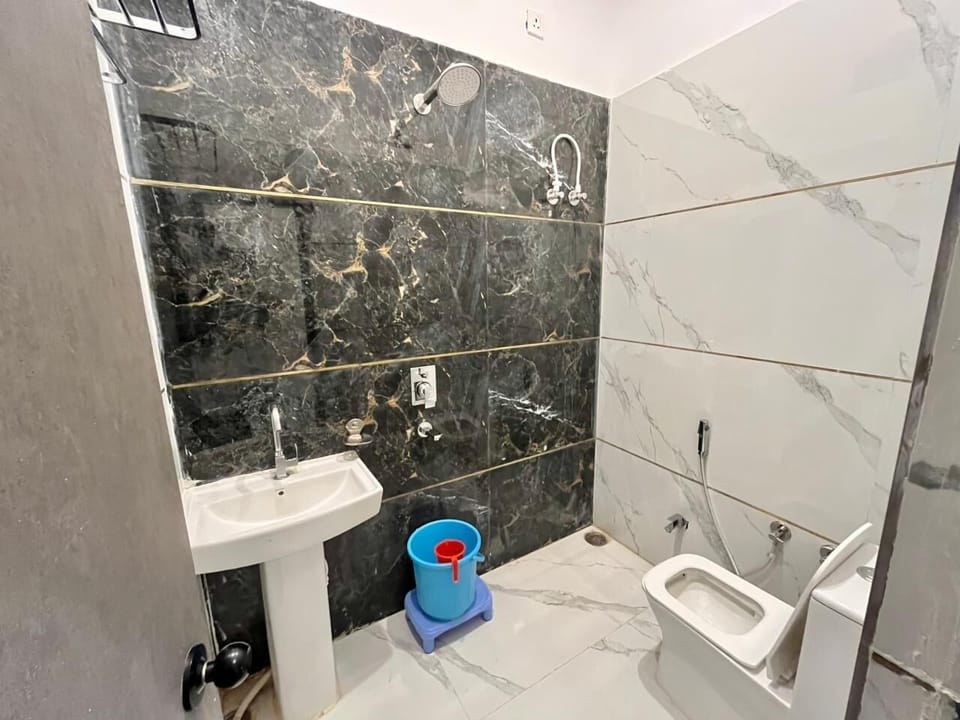 Deluxe Double Room, City View | Bathroom | Free toiletries, slippers, towels, soap