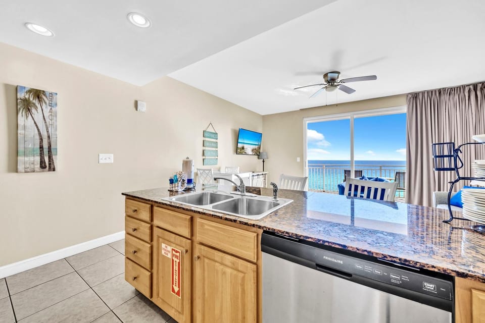 Condo, 1 King Bed with Sofa bed (Splash 505E) | Private kitchen