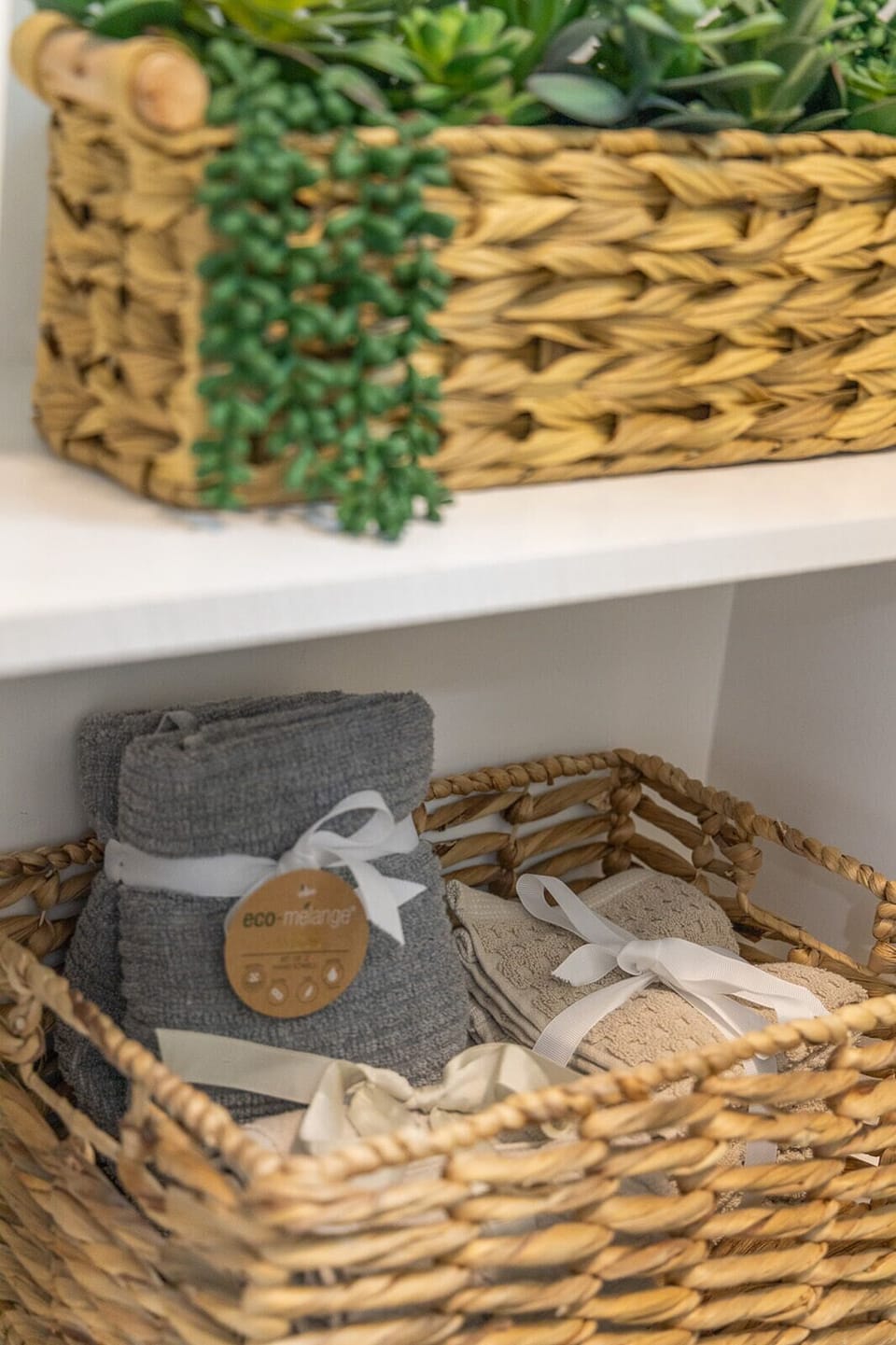 Luxury House, Lake View | Bathroom | Free toiletries, hair dryer, bathrobes, towels