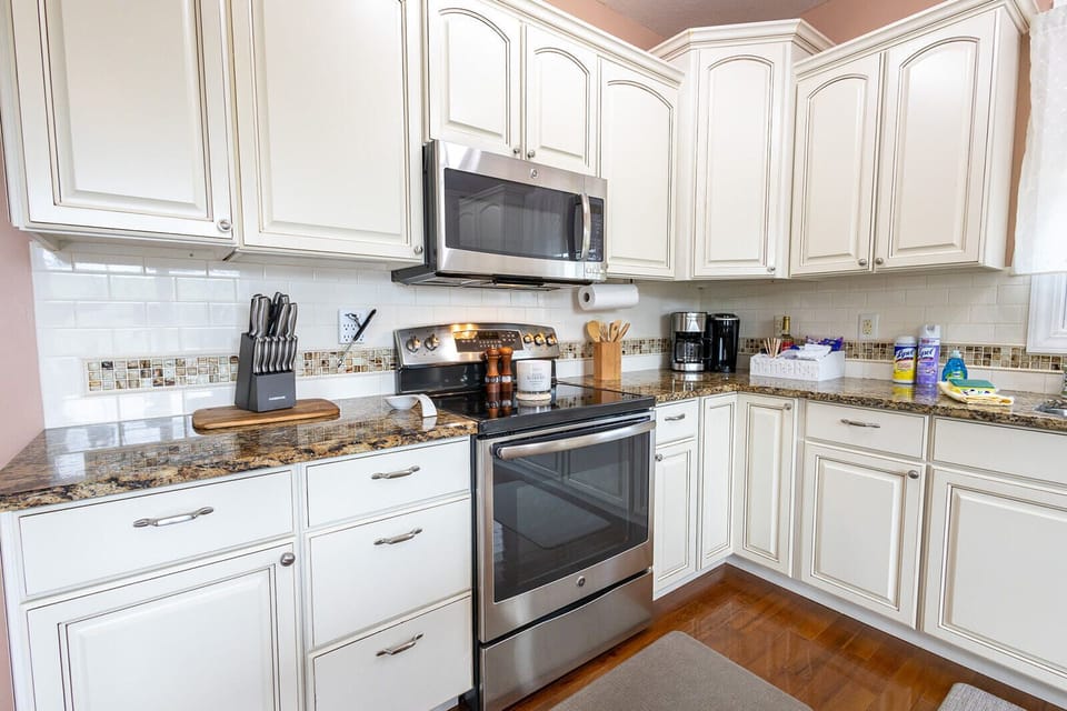 Luxury House, Lake View | Private kitchen | Coffee/tea maker, electric kettle, toaster, highchair