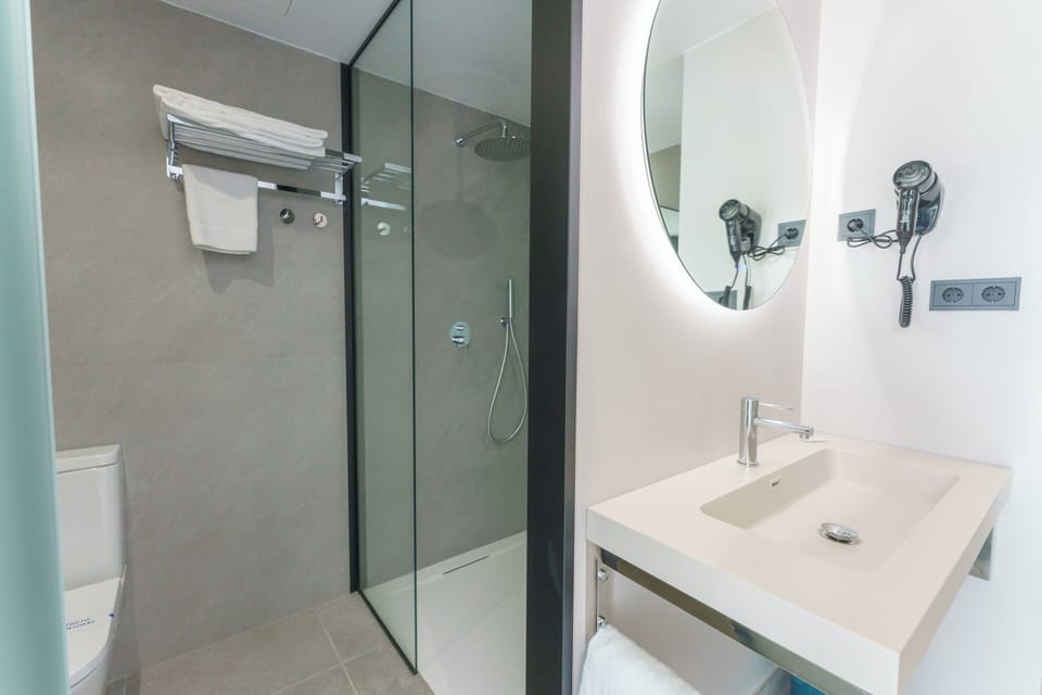 Comfort Single Room | Bathroom | Combined shower/tub, hair dryer, towels