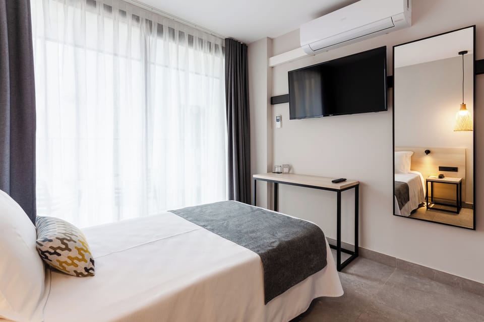 Comfort Single Room | Minibar, desk, blackout drapes, soundproofing