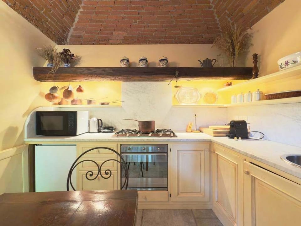 House | 6 bedrooms, desk, high-speed internet