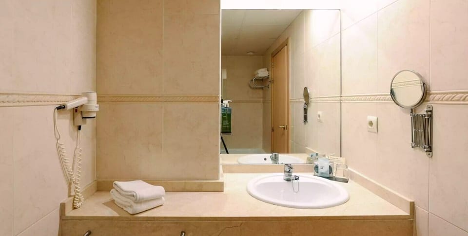 Bathtub, free toiletries, hair dryer, towels