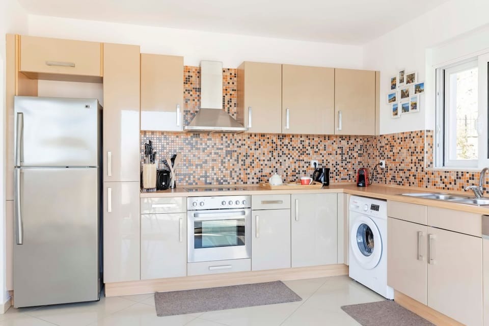 House | 3 bedrooms, desk