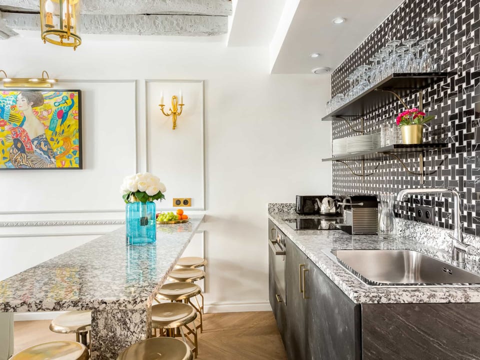 Apartment, City View | Private kitchen | Fridge, microwave, oven, stovetop