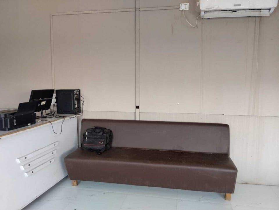 Deluxe Room, City View | Living area