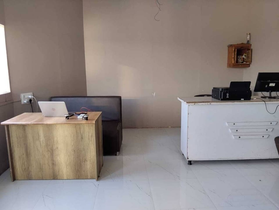 Deluxe Room, City View | Living area