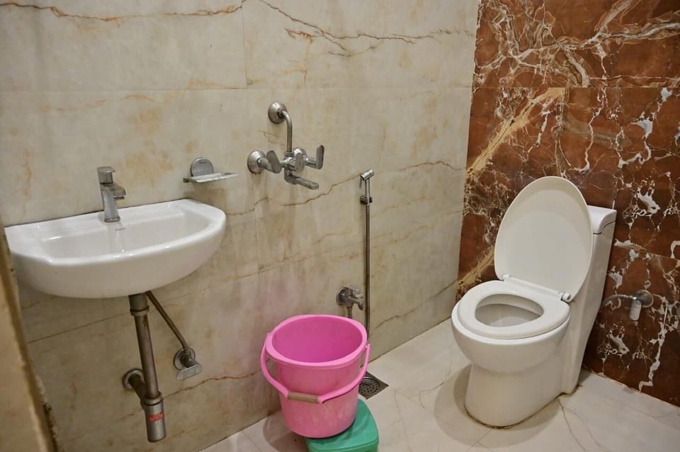 Deluxe Double Room, Air conditioning | Bathroom | Shower, rainfall showerhead, slippers, towels