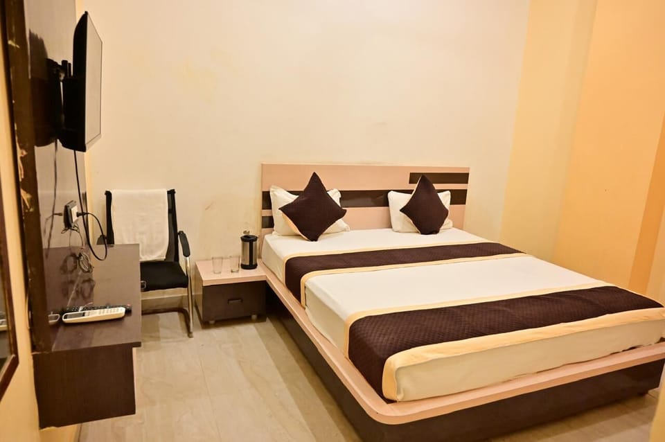 Hypo-allergenic bedding, desk, soundproofing, free WiFi