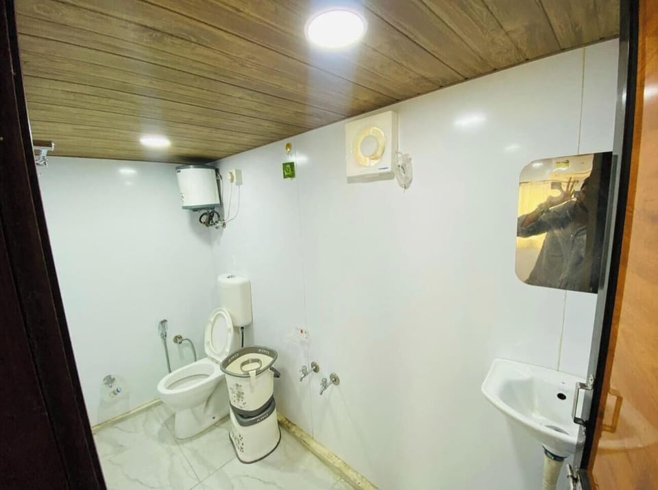 Deluxe Double Room, City View | Bathroom | Shower, free toiletries, towels, soap