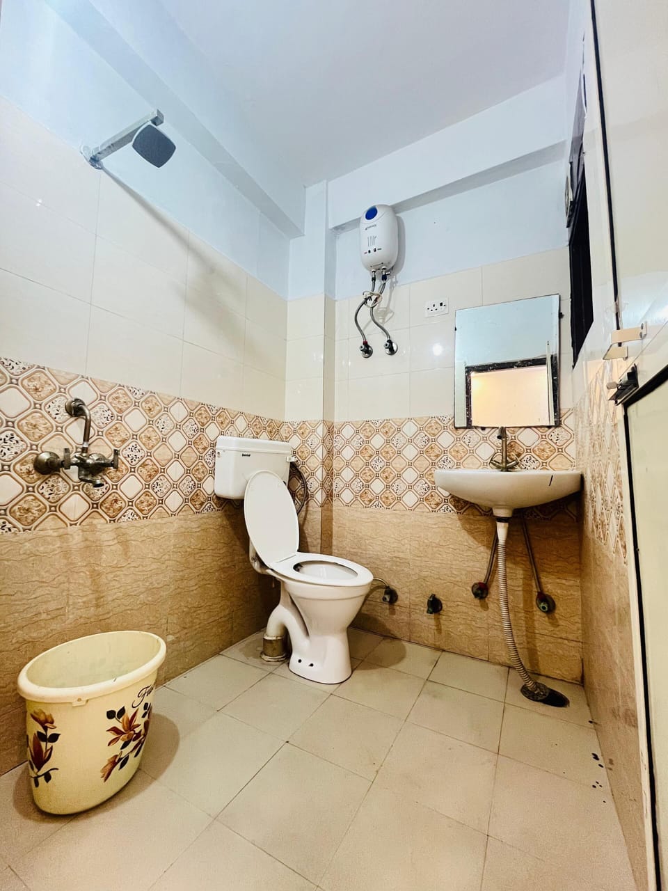 Double Room | Bathroom | Shower, towels, soap, shampoo