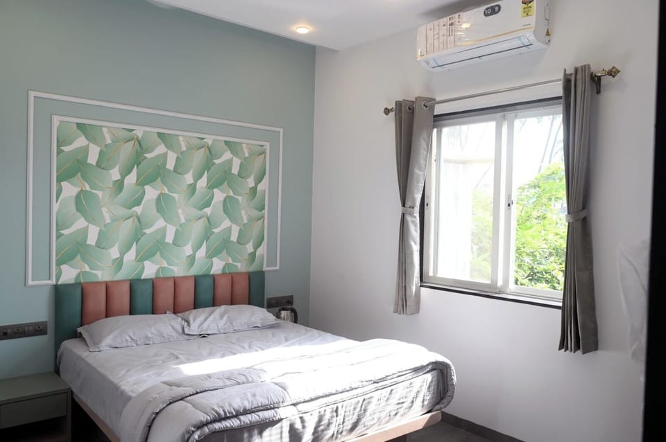 Deluxe Room | Laptop workspace, free WiFi