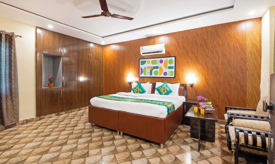 Deluxe Double Room | Desk, iron/ironing board