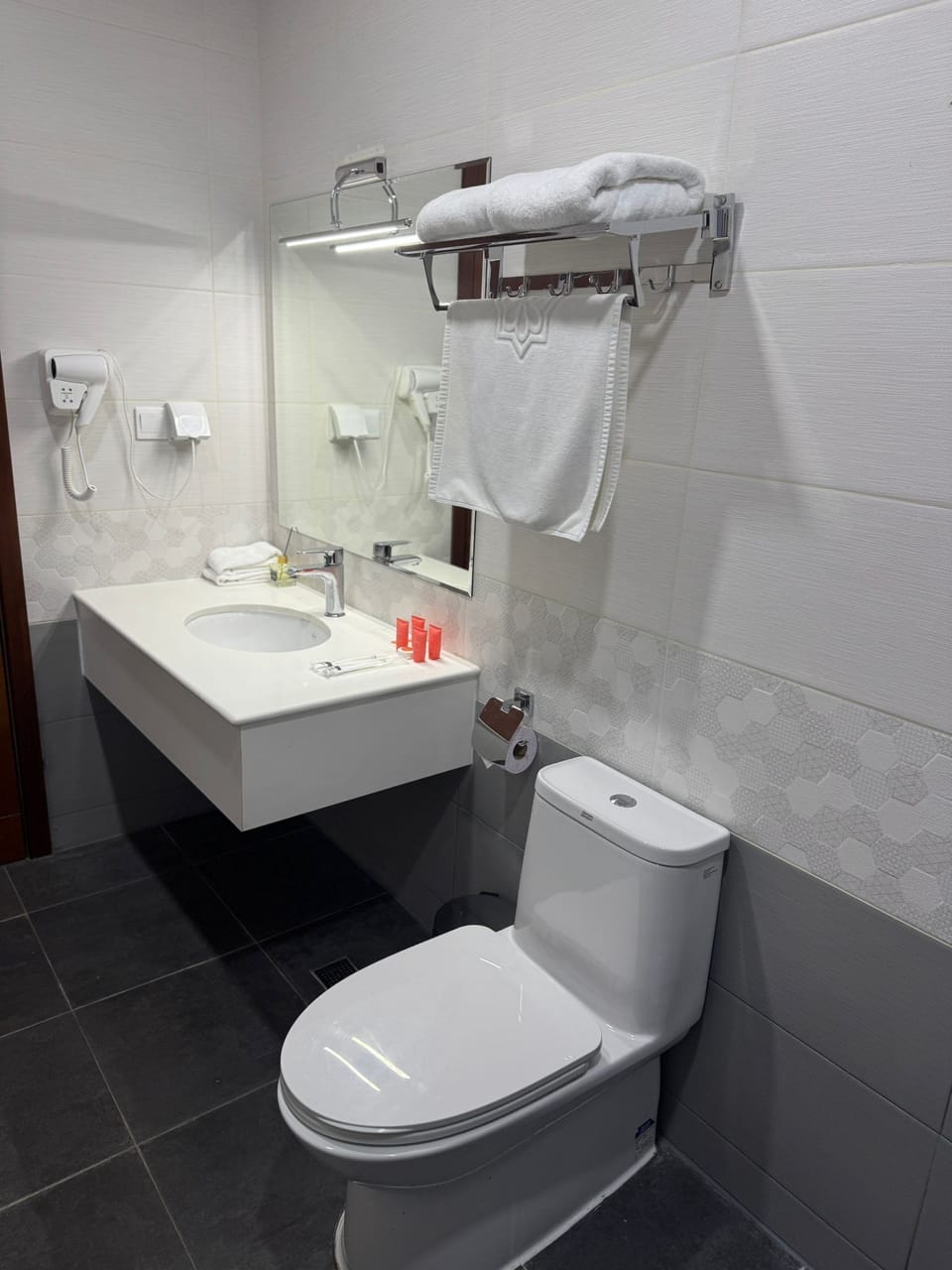 Comfort Suite | Bathroom | Shower, free toiletries, hair dryer, slippers