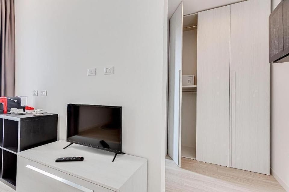 Deluxe Room, Balcony | In-room safe