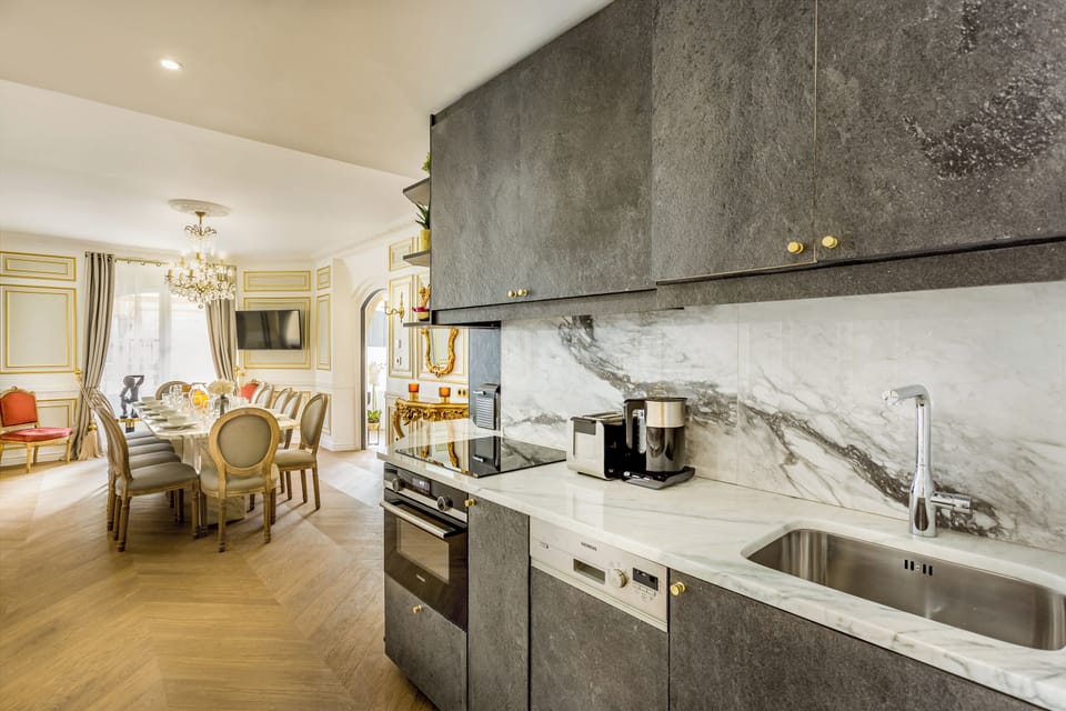 Apartment, City View | Private kitchen | Fridge, microwave, oven, stovetop