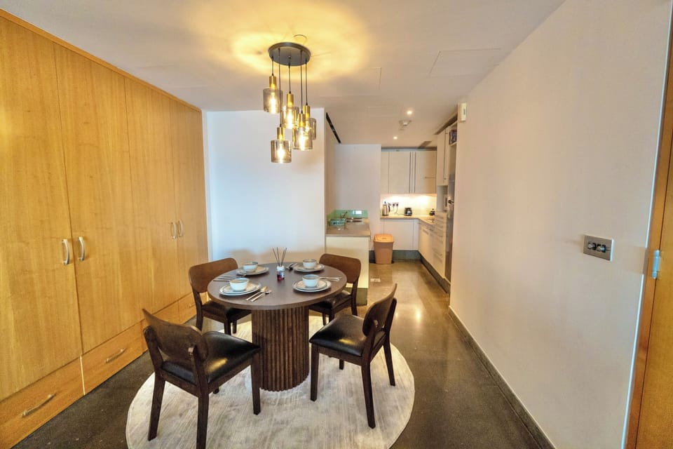 Deluxe Single Room, Balcony, City View | In-room dining
