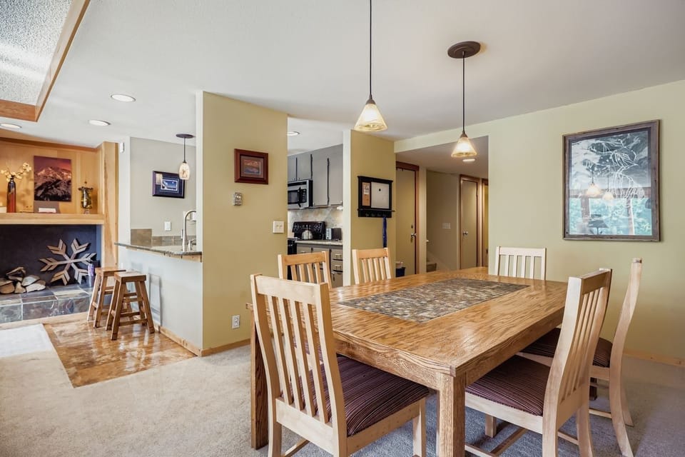 Condo, 2 Bedrooms | Dining
