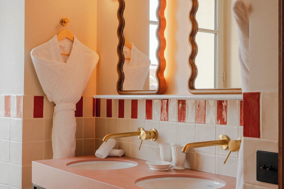 The Signature | Bathroom | Shower, hair dryer, towels, soap