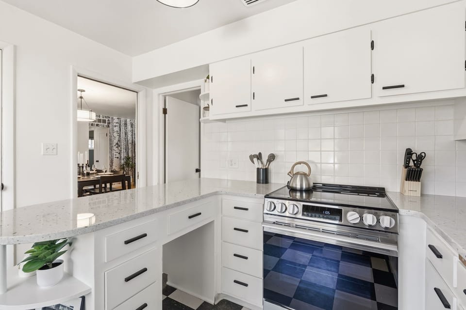 House, Multiple Beds, Patio, Garden View (1004 Mantz Place) | Private kitchen