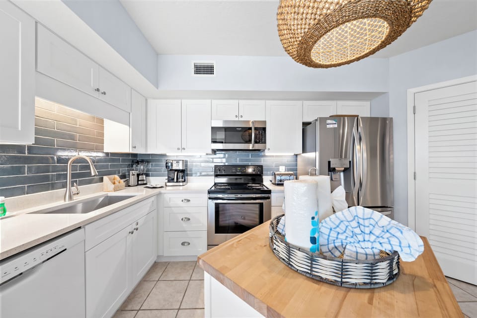 Signature Condo, 3 Bedrooms, Non Smoking, Beach View | Private kitchen | Fridge, microwave, oven, stovetop