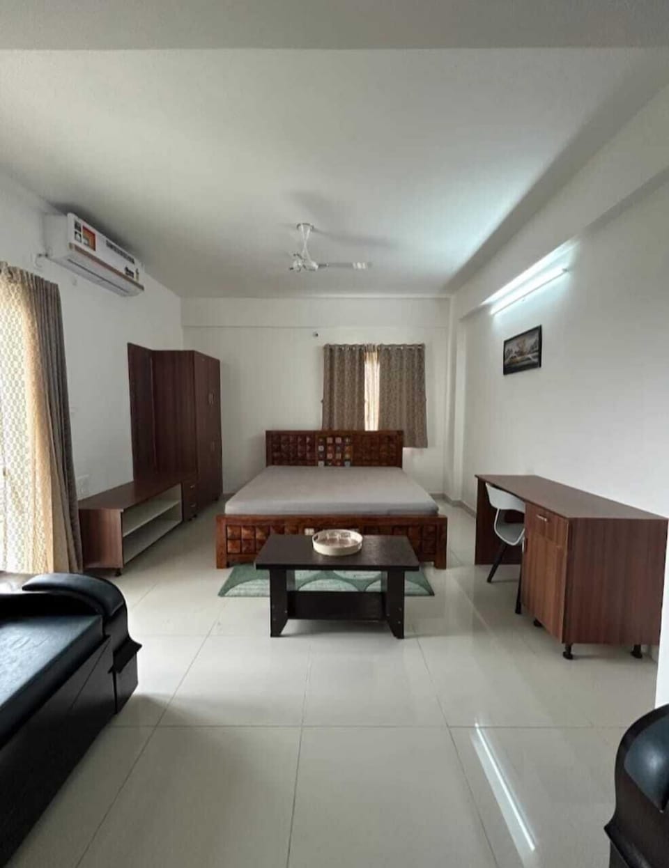 Desk, laptop workspace, soundproofing, free WiFi