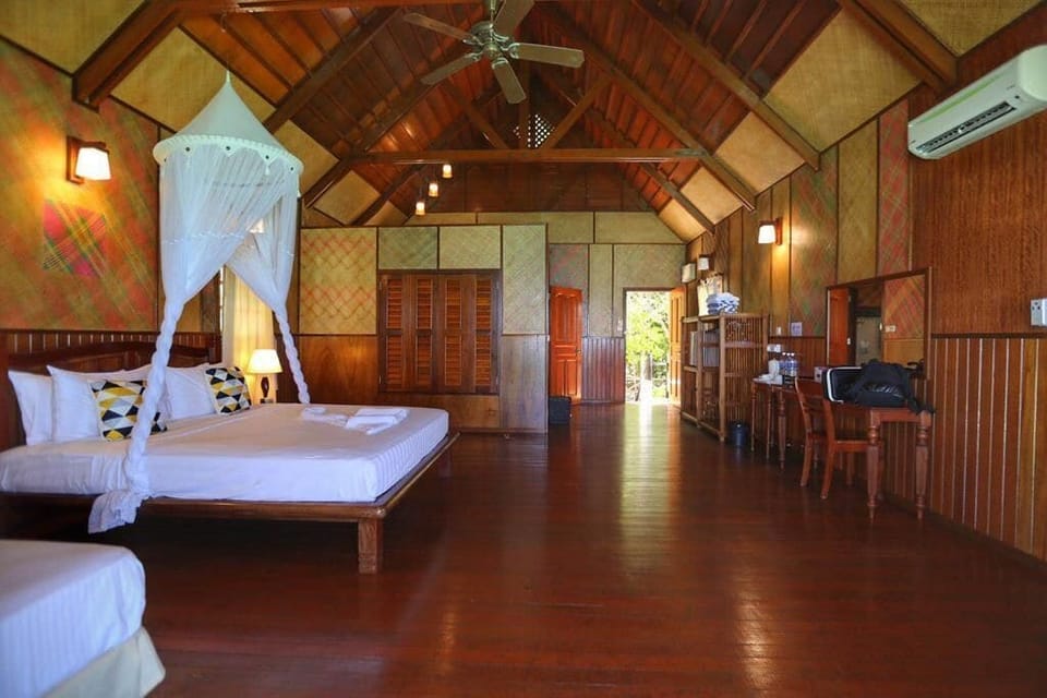 Deluxe Room, Ocean View, Beachside | Desk, laptop workspace, free WiFi, bed sheets