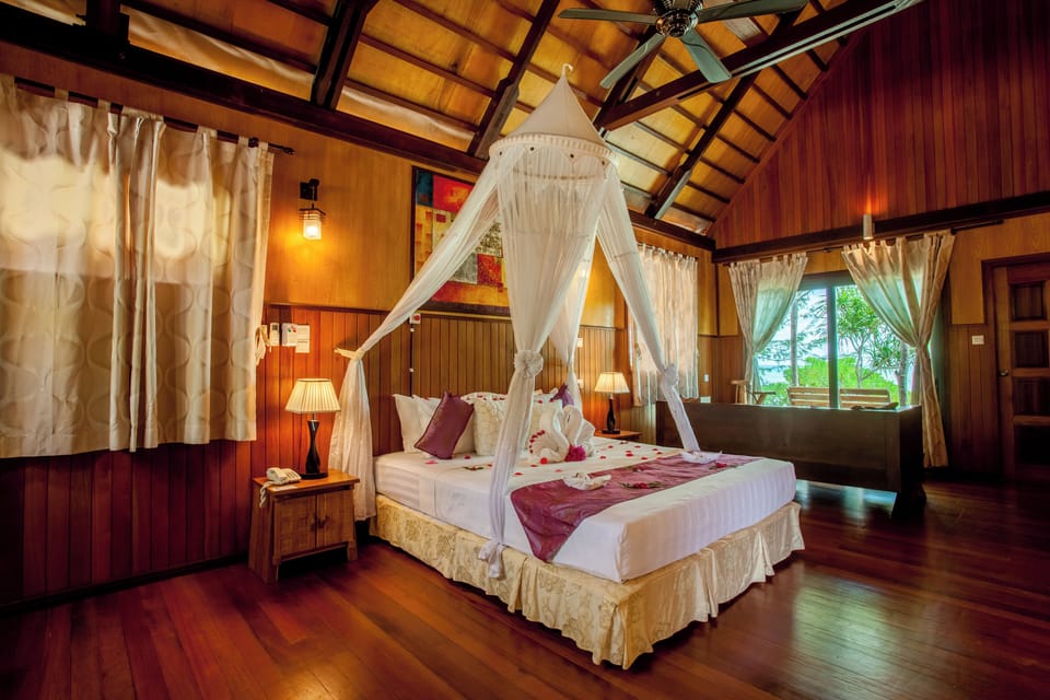 Deluxe Room, Ocean View, Beachside | Desk, laptop workspace, free WiFi, bed sheets