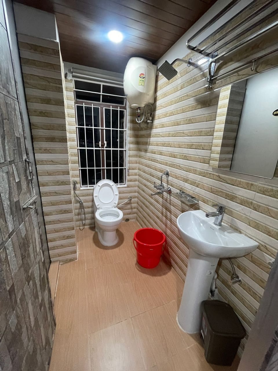 Single Room | Bathroom | Shower, towels, soap, shampoo