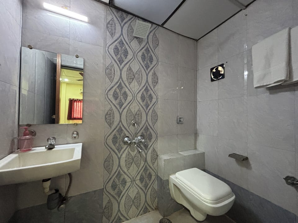 Classic Room | Bathroom | Shower, towels, soap, shampoo